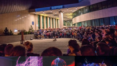 Plakat informujący o pokazie "Teatr Wysokich Napięć" w dniu 10 października 2025